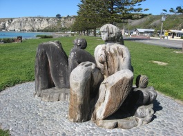 Kaikoura sahil parkindaki aile temali agactan oyma heykel, Baba-Anne-Cocuk